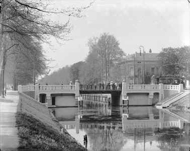 40817 Gezicht op de Willemsbrug over de Stadsbuitengracht te Utrecht, uit het zuiden; op de achtergrond de Rijnkade.